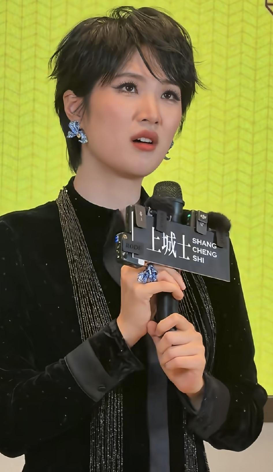 自从姚安娜进了内娱，也没人说自己是真千金了，毕竟华为二千金就在眼前。你看她近日