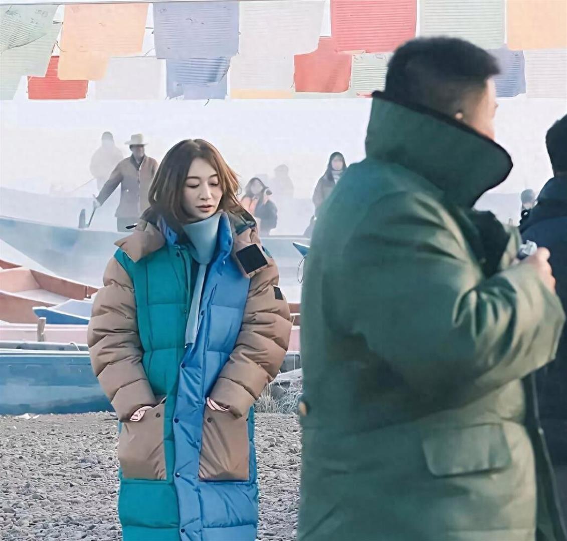 李小冉最新的路透真是绝了！都48岁的人了，穿个撞色羽绒服在街上走，那皮肤白的，