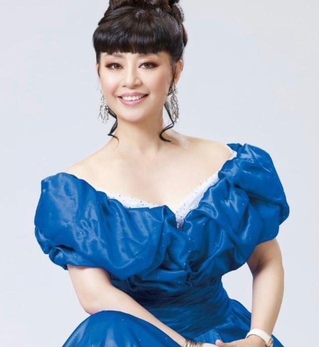 1990年，主持人问陈佩斯跟殷秀梅关系怎么样，陈佩斯笑着说：“我跟她的关系不是一