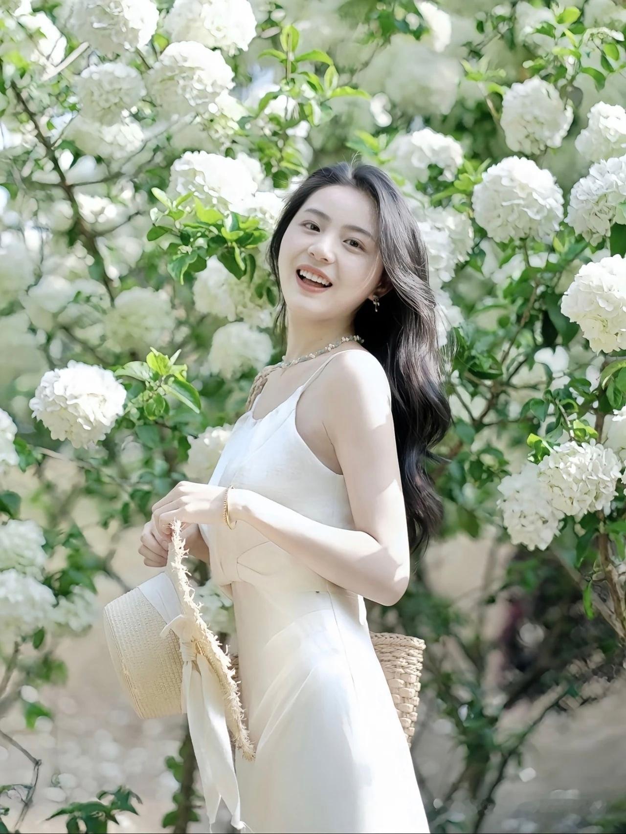 春日生活打卡季阳光明媚，花影摇曳，白衣少女在树下优雅时光，感受自然与美好。