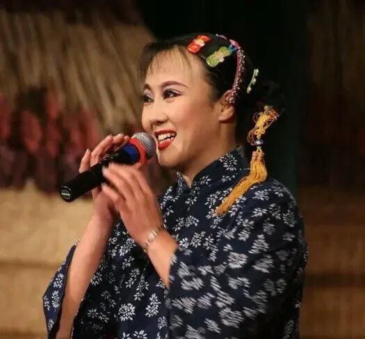 2005年，赵本山公司开年会，赵本山携夫人马丽娟出席。酒过三巡，孙立荣举着酒杯来