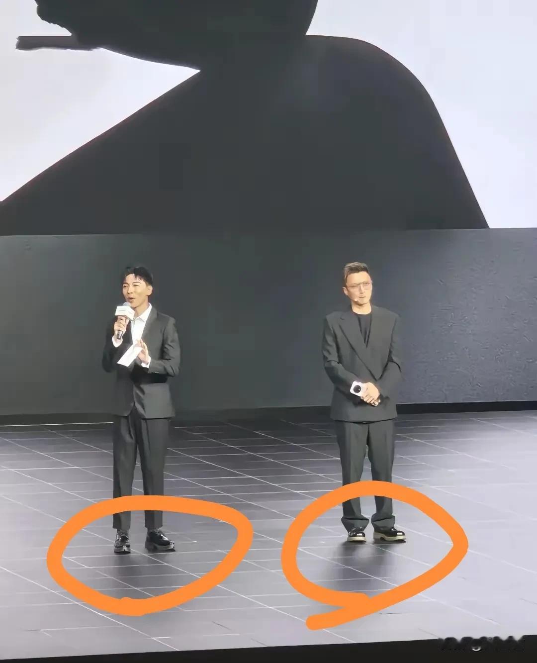 帅如谢霆锋，也有马失前蹄的时候！谢霆锋参加荣耀盛典时，本应是一身定制名牌西装