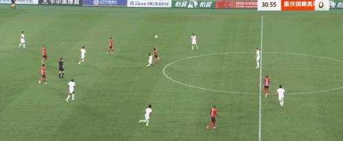 中甲天王山之战，半场结束辽宁铁人队4：1领先重庆铜梁龙。姆本扎梅开二度，安以恩锦