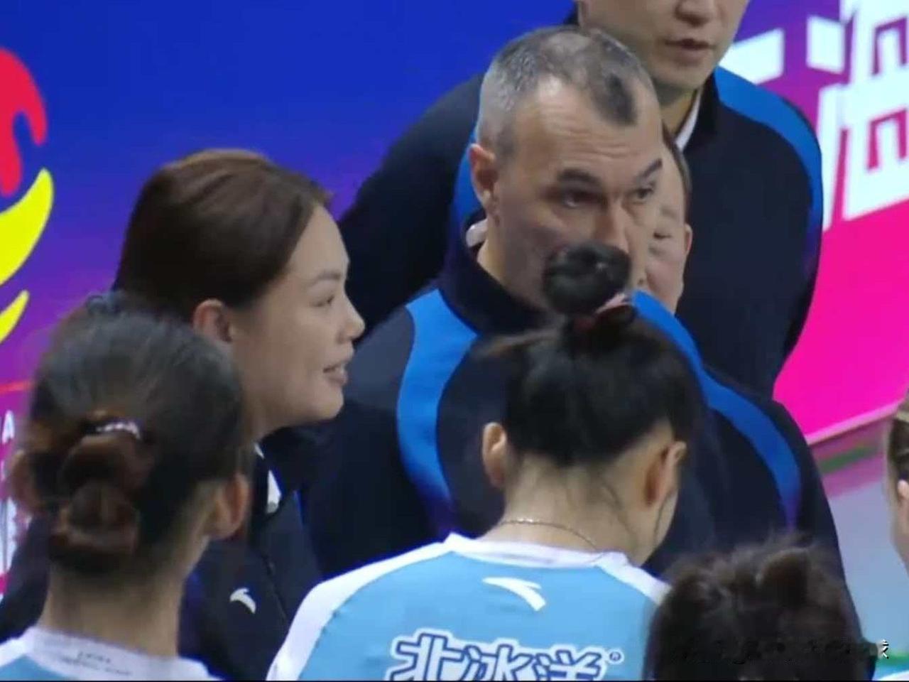 女排联赛第六轮：上海3-2力克北京，斩获第五场胜利！2026年1月1日，上海队