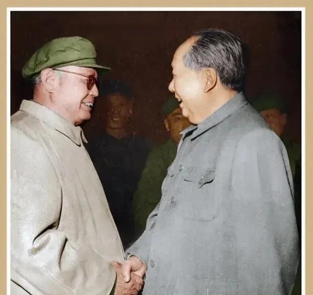 1967年5月1日劳动节当晚，毛主席和叶剑英元帅在天安门城楼上握手。当天晚上，天