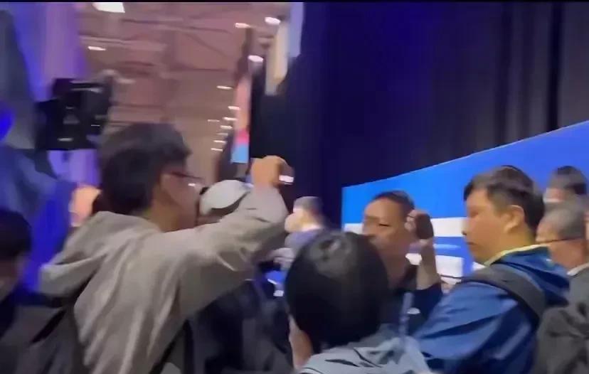 世大运“抢贺电”事件闹得沸沸扬扬，岛内民进党、国民党和民众党在这个问题上出奇的一