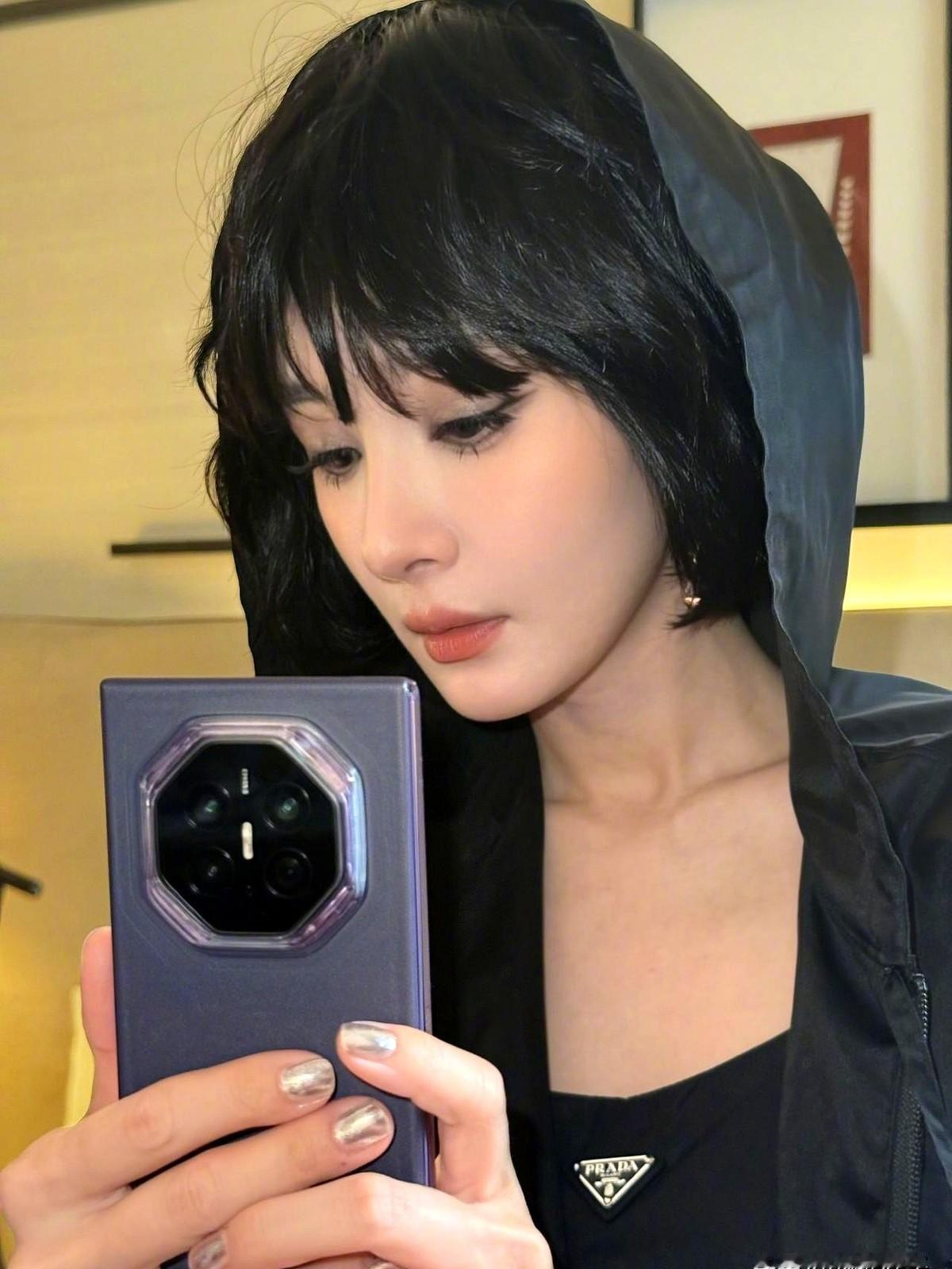 杨幂把头发染回去了。刚下飞机，她就发了条动态，感叹短发没造型师跟着，根本没法保持蓬松。前几天在巴黎，