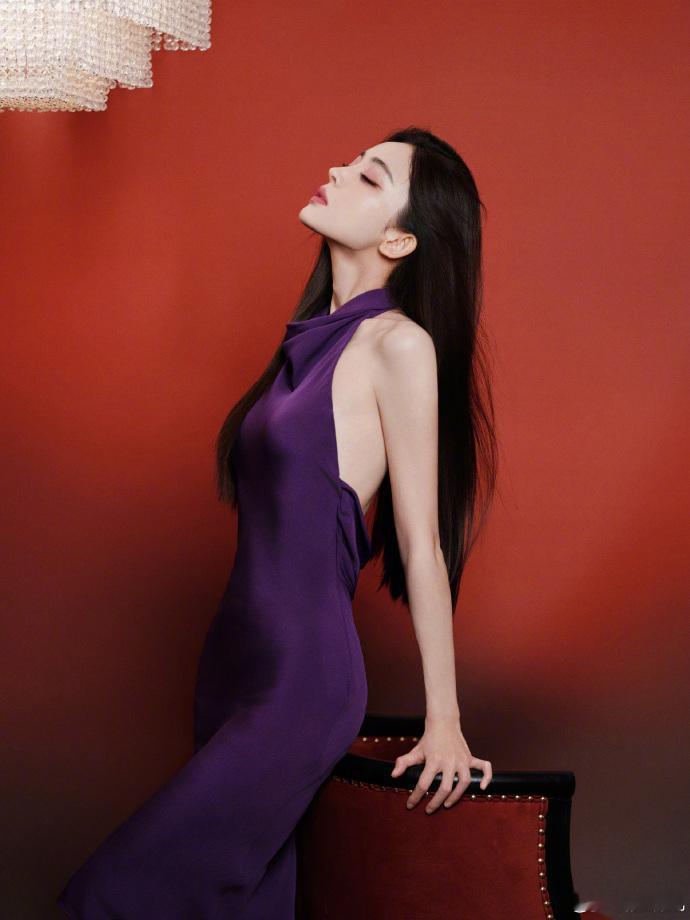 娜扎颜值精致得恰到好处，不张扬却很吸睛，静态动态都能打！对她新作品满心期待，超想