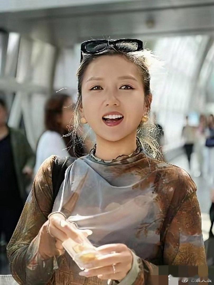 何洁现身成都，一身穿搭潮流感十足，整个人看着格外显年轻，气质出众亮眼。​​​