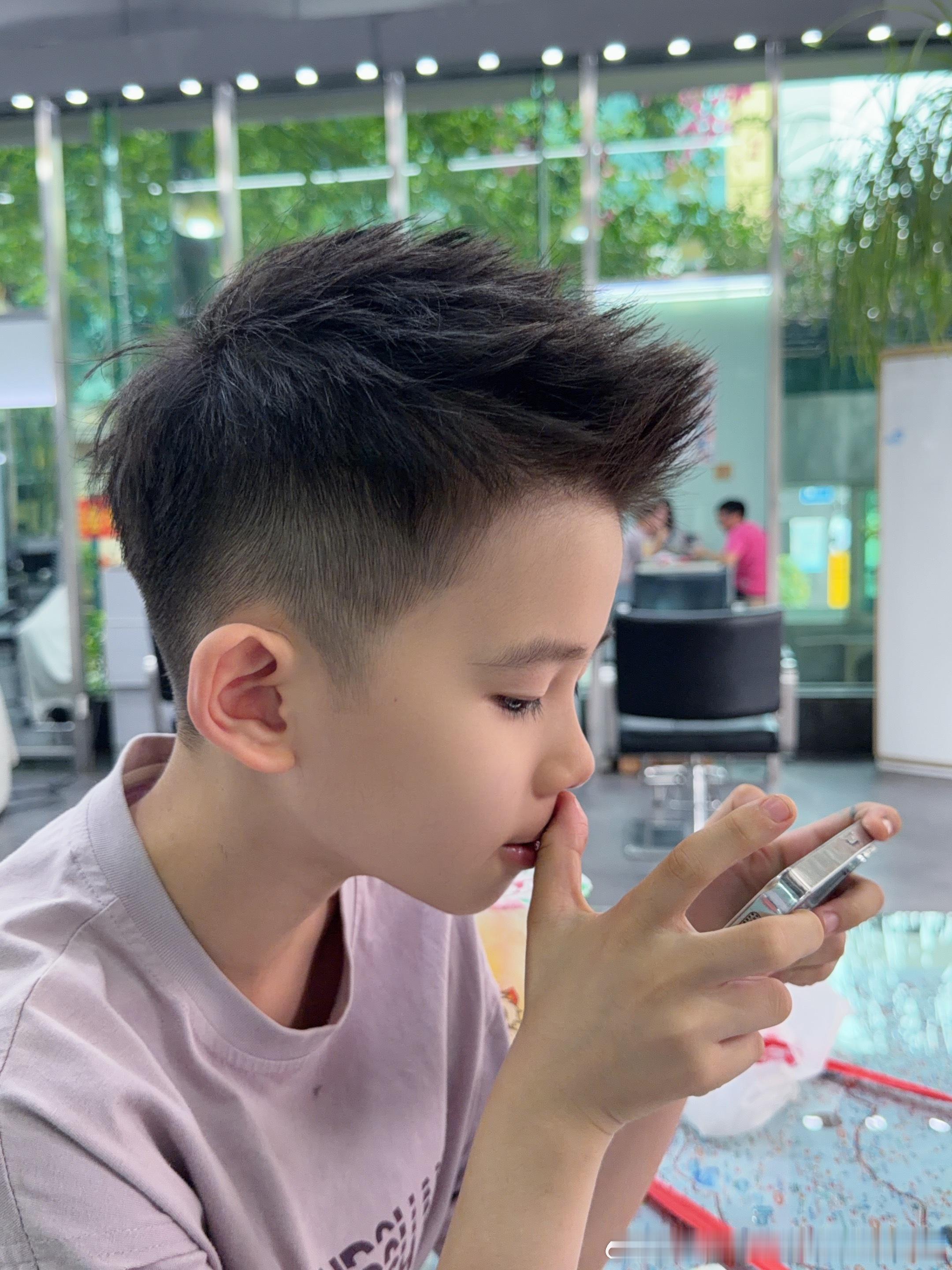 去给肥仔剃了个头我还在洗头转头一看理发师已经给他胶上头了很少上发胶的肥肥