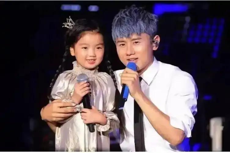 张杰近来晒出的三个女儿同框照惹得不少网友调侃，粉丝都笑称他本人估计也挺无奈。三个