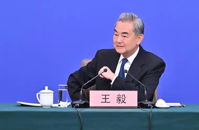 被人死死掐住脖子的滋味，欧洲算是尝够了！连退隐多年的“铁娘子”都坐不住了。这场关