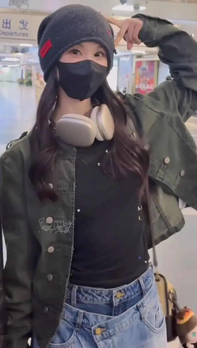 陈都灵戴冷帽搭耳机清爽利落机场造型又酷又松弛