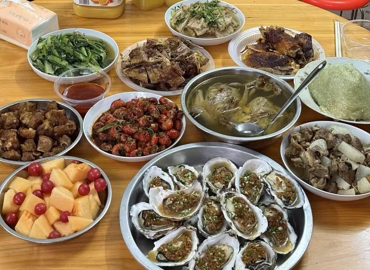 我老公是个教师，但是也特别傻，不管在哪里，在自己家也好，在婆家也好，在