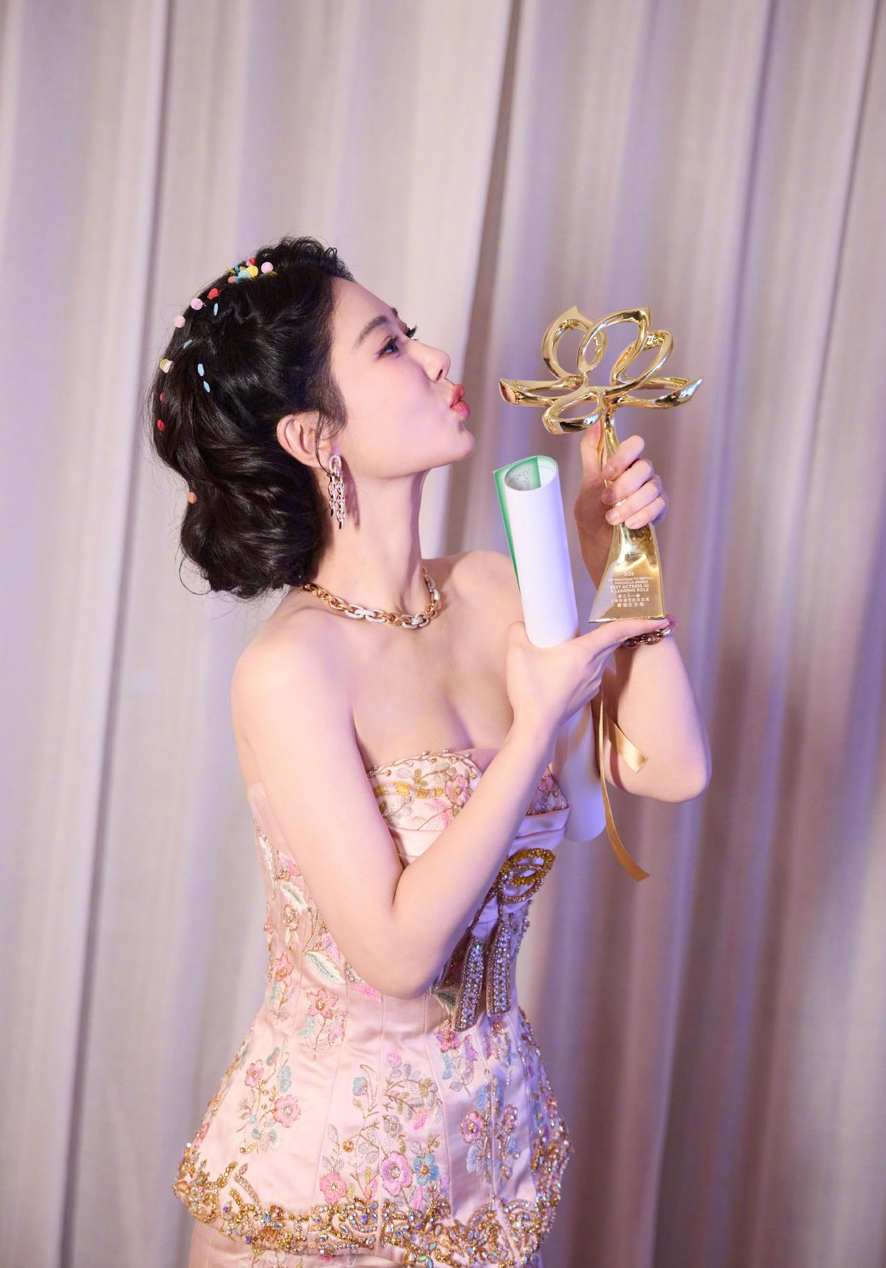恭喜杨紫获得白玉兰视后多年的守候，终于梦想成真真的太不容易了……由此可见