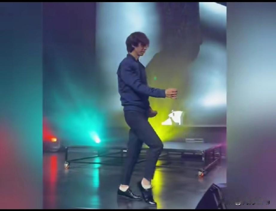 国际巨星庞麦郎苦练多年，终于练成“太空漫步”，有网友却说“这不就是打农药吗？”一