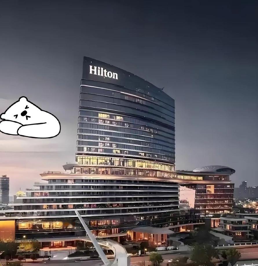 一个上海博主住进希尔顿，顺手把冰箱里25块的可乐喝了，转头去便利店买瓶三块的同款