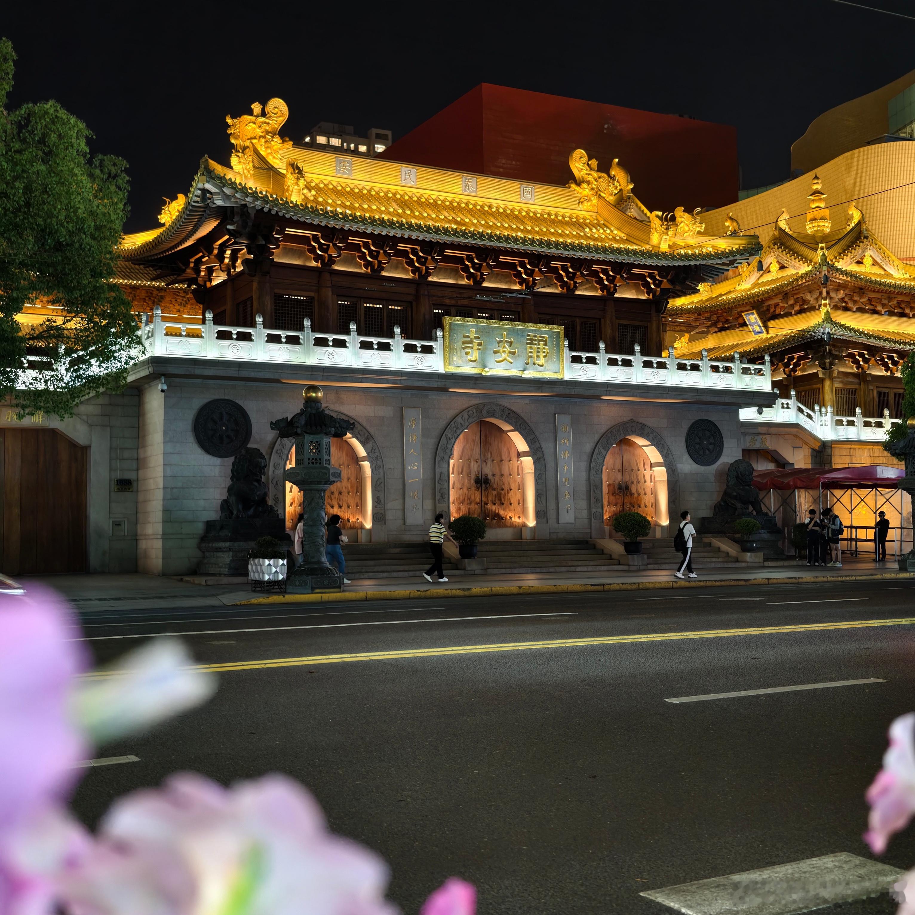 繁华绕古刹，灯火落人间晚风知我意，静坐看静安4上海·静安寺