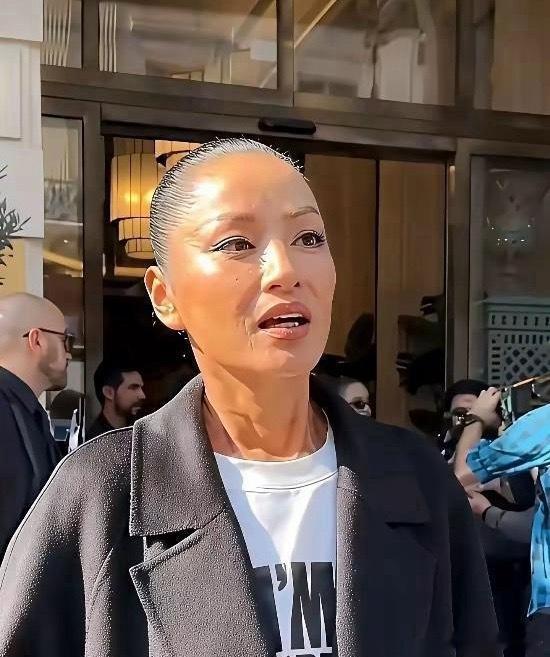 还能认出瞿颍吗？普通老百姓都在染发或是戴假发掩饰白发的苍老，瞿颍却自然洒脱的把白