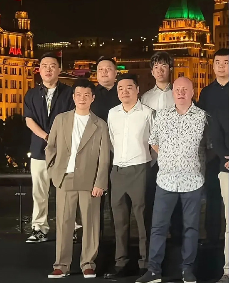 斯诺克上海大师赛合影，火箭奥沙利文、囧哥、小特、马叔、丁主任、赵心童、希金斯等等
