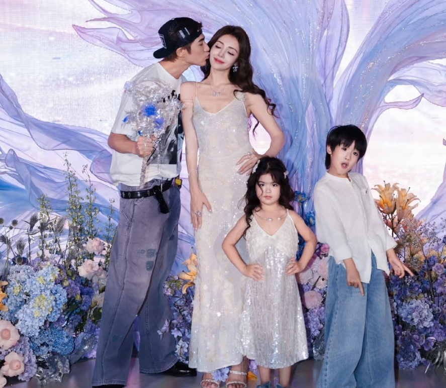 姜潮为老婆和女儿庆祝生日，麦迪娜和女儿是同一天生日！不得不说，新疆女孩儿是真漂亮