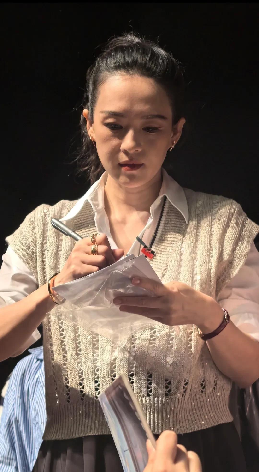 章子怡的生图原来是这样！网友晒出章子怡的近照，头发浓密，皮肤很白，脸上皮肤非常