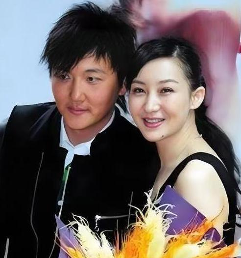 1999年，成名后的孙楠抛弃了同居10年的女友辛欣，转身娶了神交已久的买红妹。9