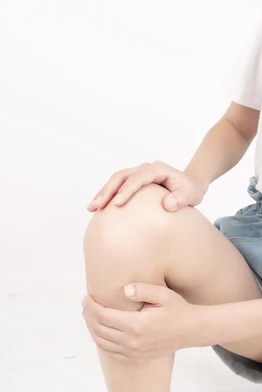 中老年人的“膝盖保卫战”可太有看头了。我国60岁以上超半数人有不同程度膝关节骨性