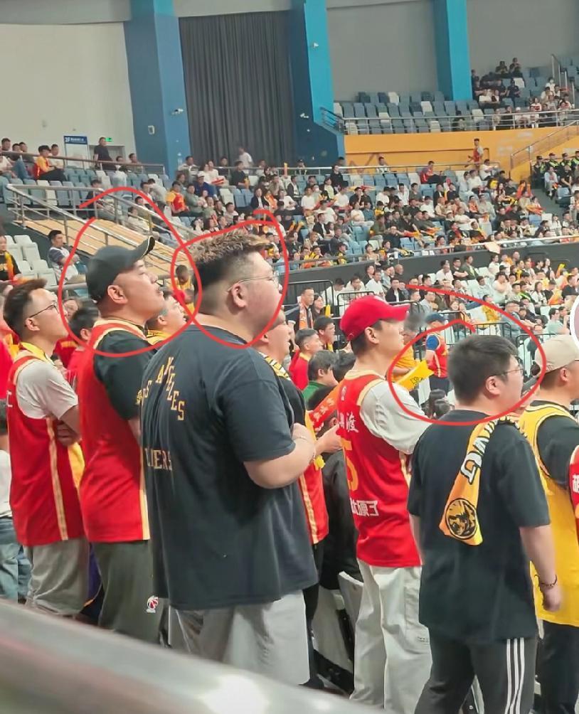 必须曝光这三个球渣，不！准确地说是痞子流氓！这是浙江方兴渡主场，现场三个肥头