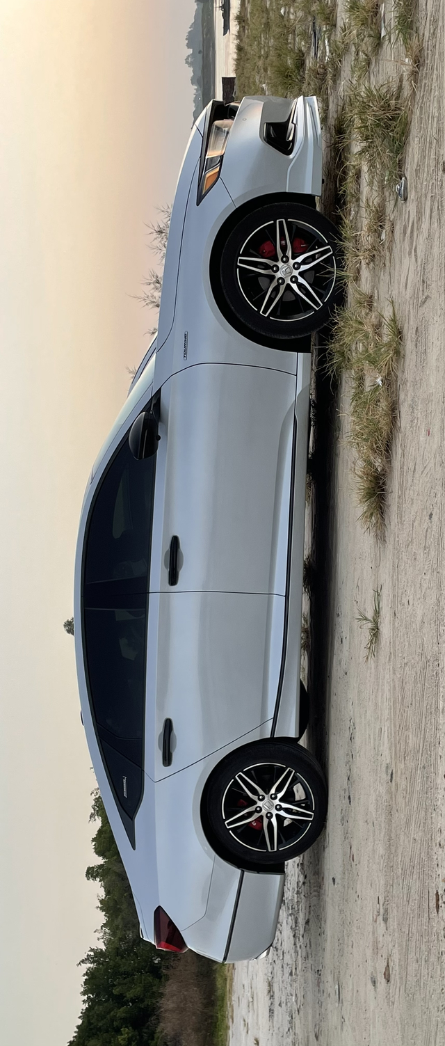 还得是十代半颜值巅峰了，两年了，每次停车后都要忍不住回头多看几眼。