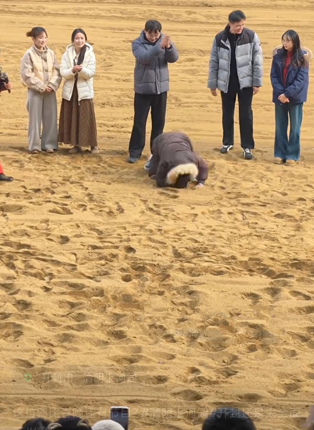 出来玩，就应该轻松一点，放开一点，不留遗憾！在开封清明上河园飞身上马这个项目