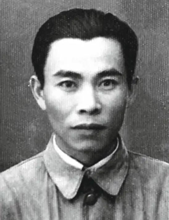 1943年底，陈毅接到通知要去延安开会。从江苏黄花塘到延安，四千里路程，日伪军的