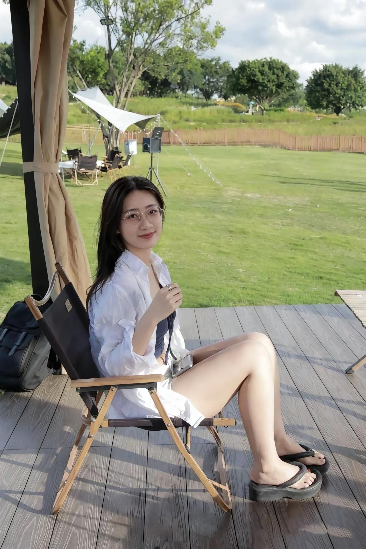 轻松惬意，享受阳光与微风。这样的美女，彩礼50万，不做家务，每天给她做饭，你愿