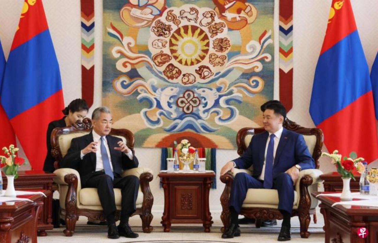 当着王毅外长的面，蒙古国总统呼日勒苏赫做出表态，称”对华友好是蒙古国外交政策的首