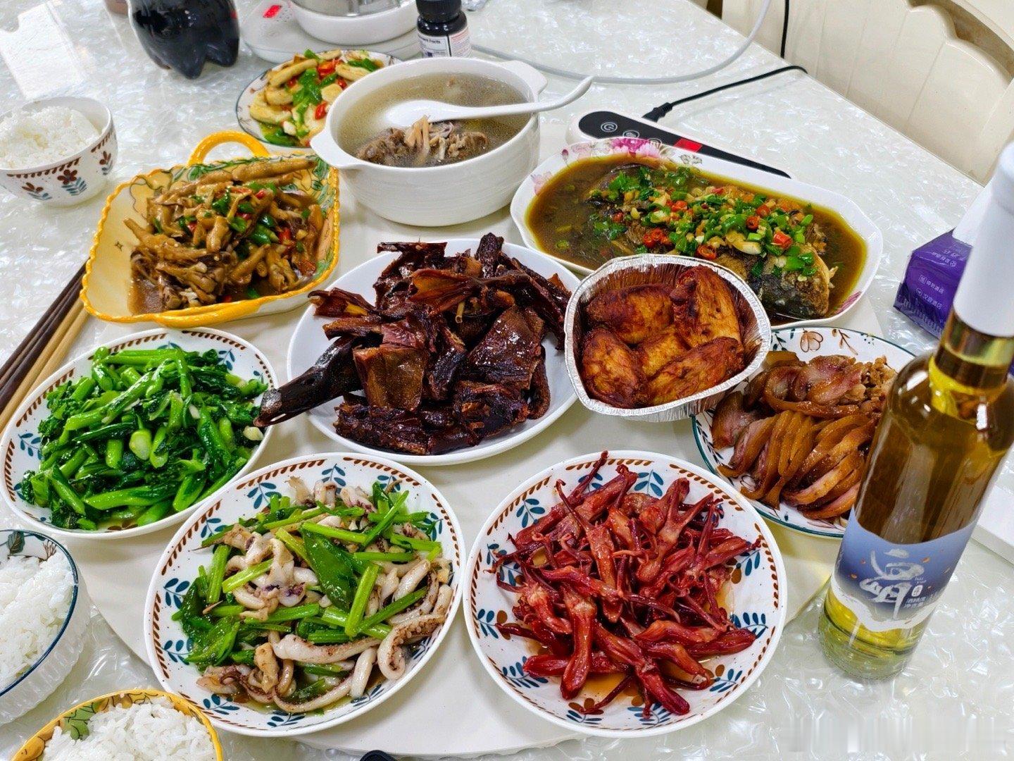 在五湖四海祝大家新春快乐，马年一切顺利！大家年夜饭吃过了吗？猜猜下面图中的年夜饭