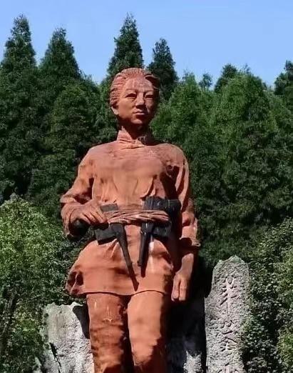 渣滓洞监狱中，特务给女共产党员邓惠中上老虎凳时，无意中碰了一下她的脚底板，邓惠中
