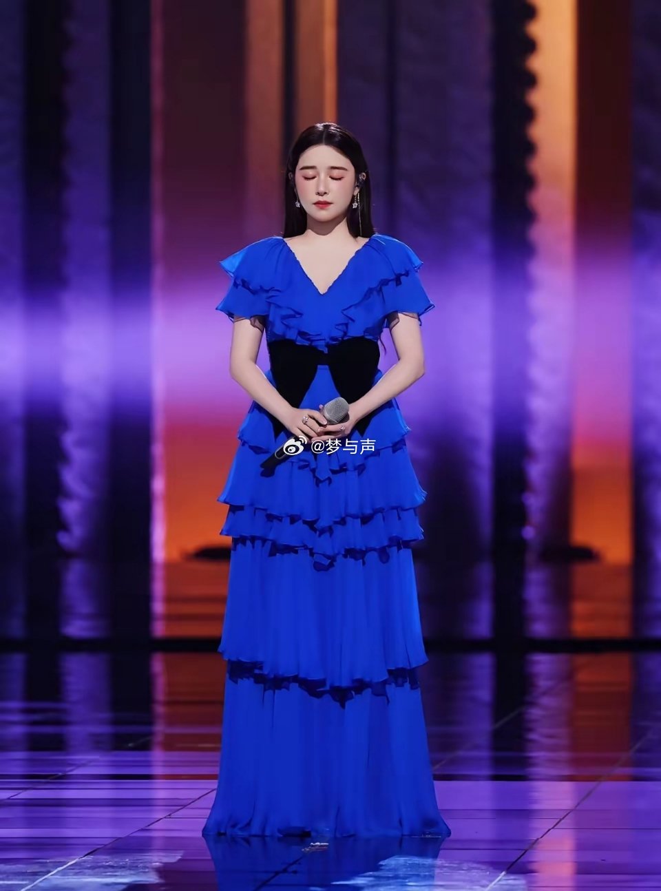 阚清子半夜发文，她说：“谢谢大家的厚爱与包容，我会更加努力的。”照片里面的她穿了