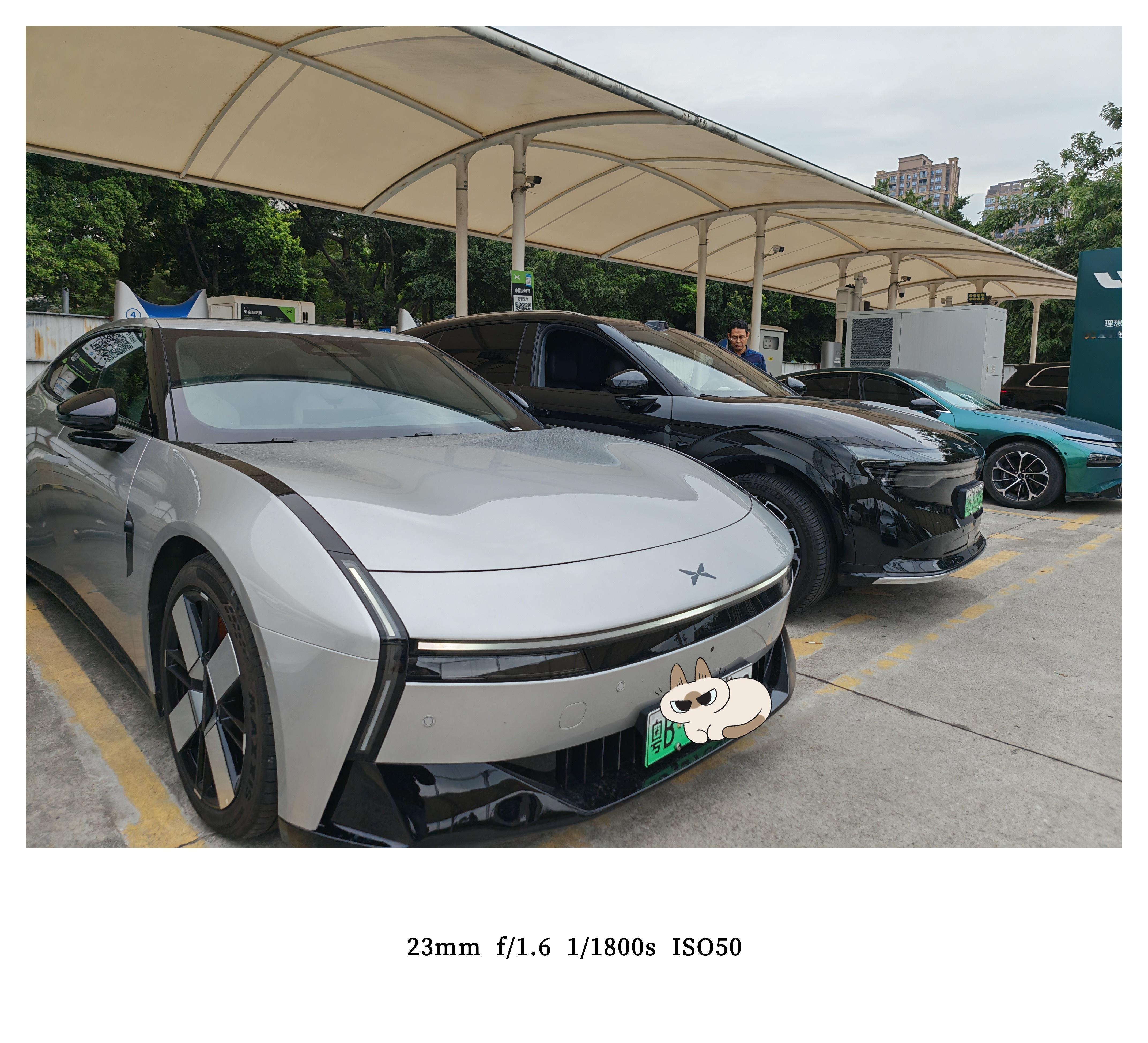 我发现小鹏的桩大家都很喜欢,经常会有其他品牌的车主来小鹏充电,我有时候也会开其他