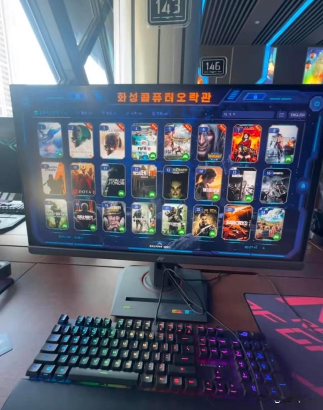 朝鲜平壤新开的游戏网吧，有点现代的感觉。据说，一小时2美元，主要赚留学生、游客、