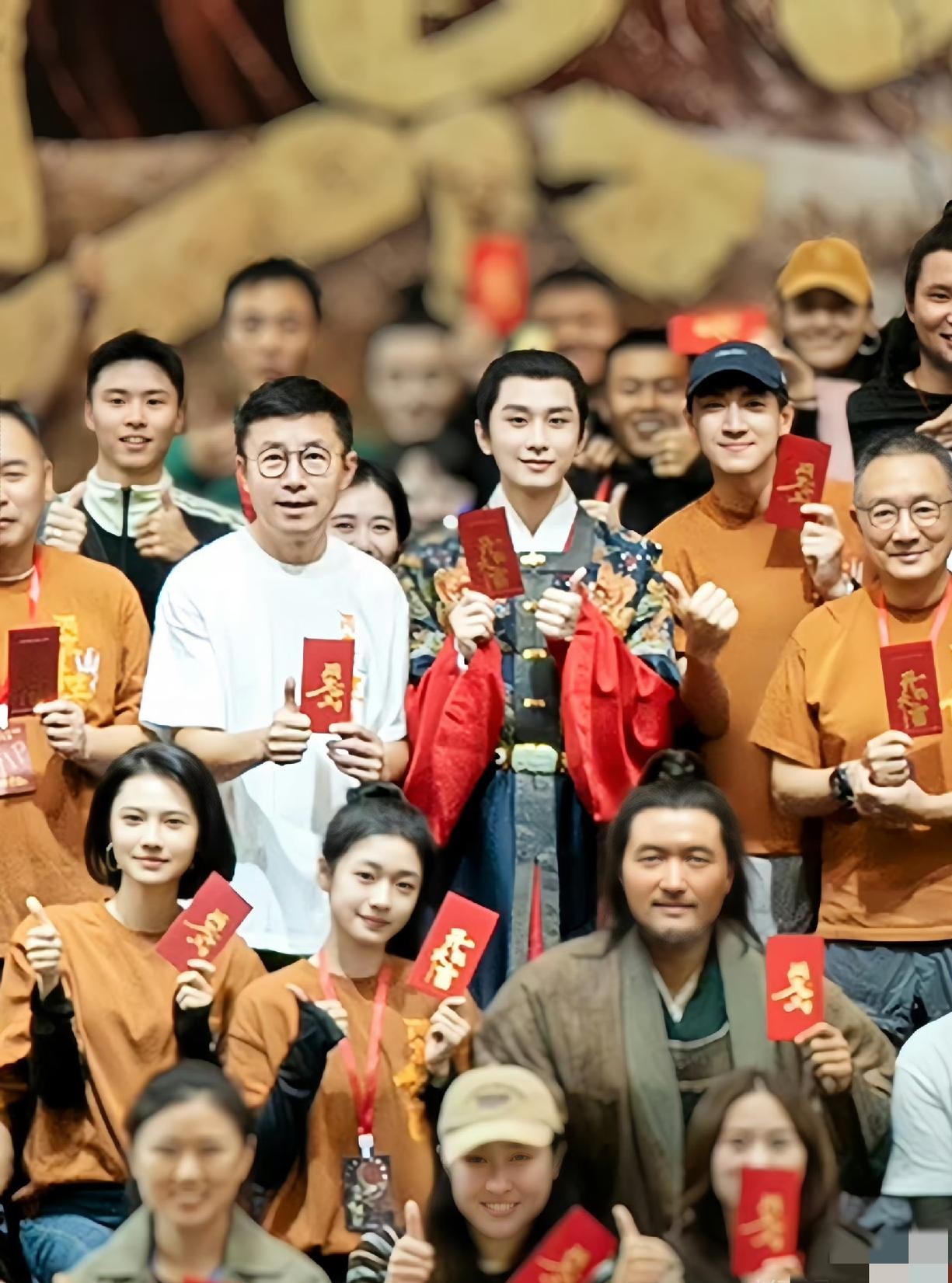 当不少同龄演员还在古偶堆里反复打转时，成毅已经悄悄把戏路拓到了主流正剧圈。前几天网上还在争论的建军百