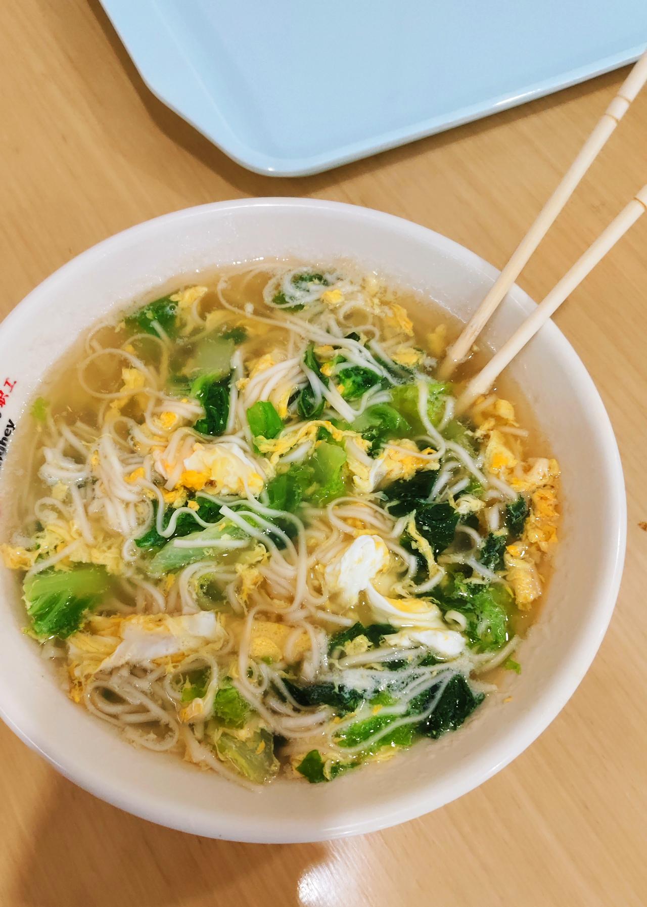 今天早餐“清汤鸡蛋面条”，这几天，在省中医营养餐厅吃早饭，基本是一碗“豆腐脑”，