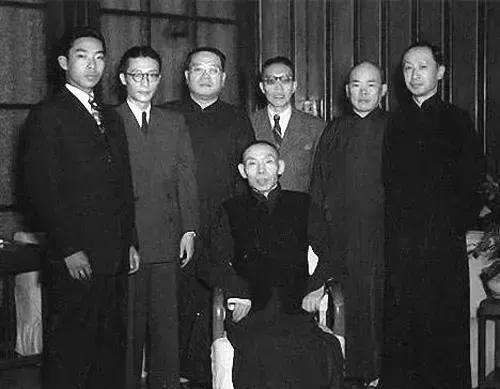 一天，表弟来投奔杜月笙，碍于情面，杜月笙收留了他，老婆沈月英提醒他：扔5元钱地上