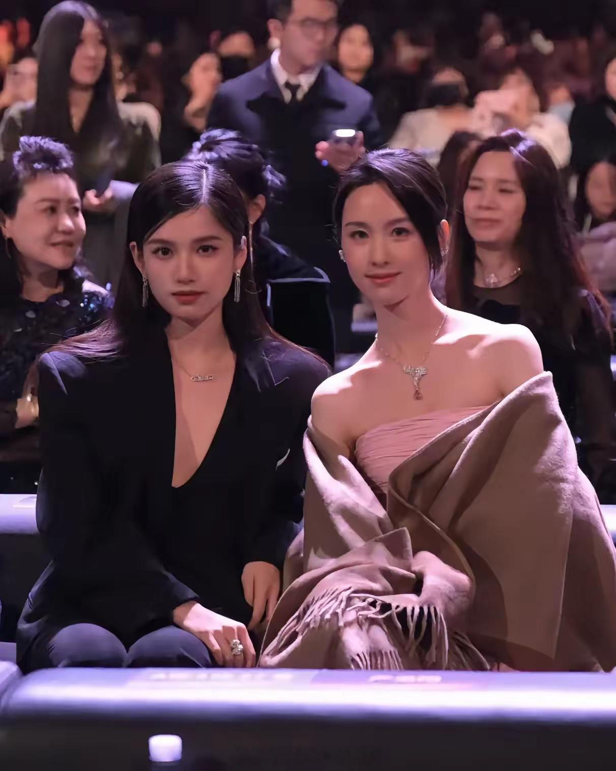 张婧仪心真大，和陈都灵坐一起，颜值瞬间腰斩。