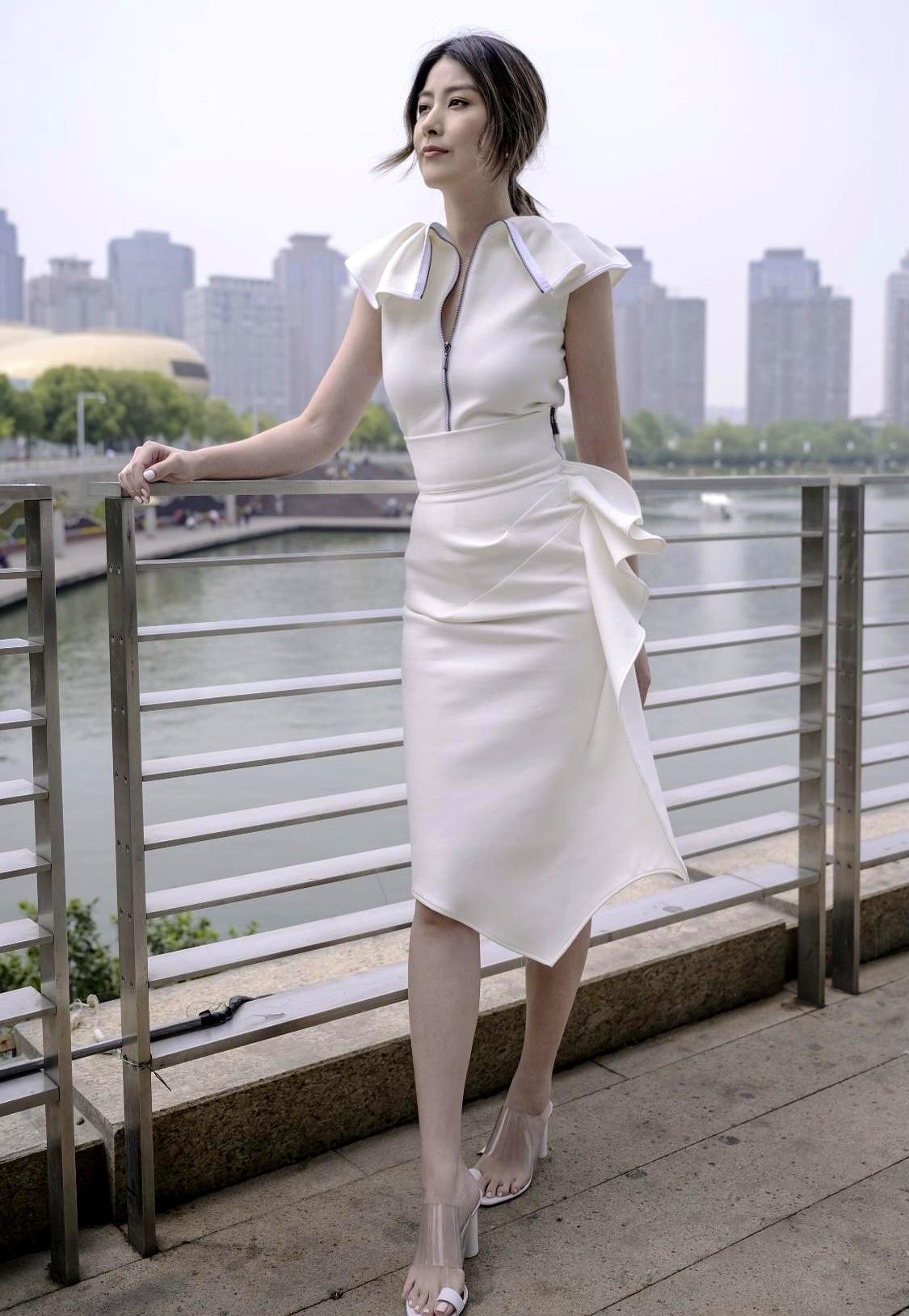 陈慧琳身上有一种香港娱乐圈罕见的“防御性优雅”：身为顶级珠宝世家千金，在名利场翻