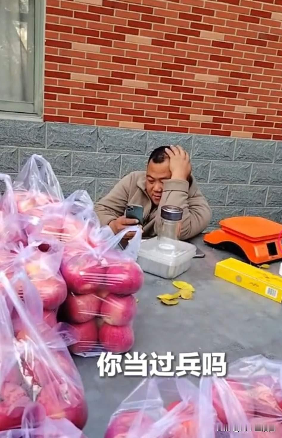 谁能想到，一个卖苹果的视频也能火得一塌糊涂。不是他的苹果好吃，也不是他的苹果便