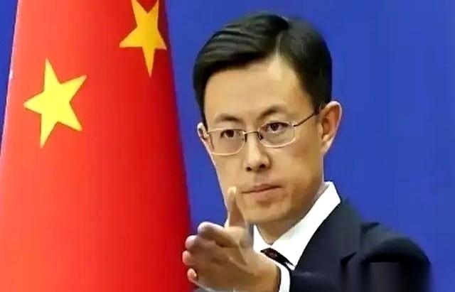 一艘欧洲军舰，荷兰的“德鲁伊特”号，开进了南海。但真正让雷达屏幕上的红点开始闪