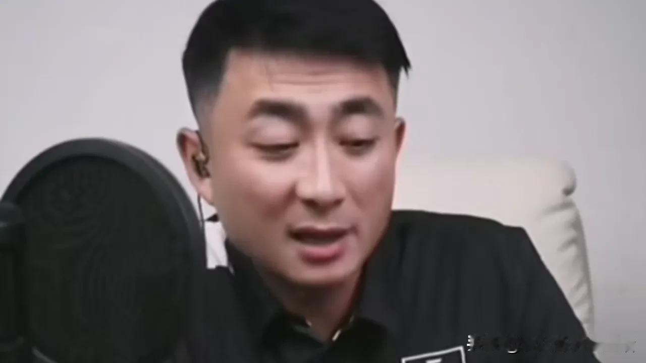 这哥们儿是真有钱。郭晓小自爆在北京住650㎡的房子，家里5辆车，本来有6辆，处