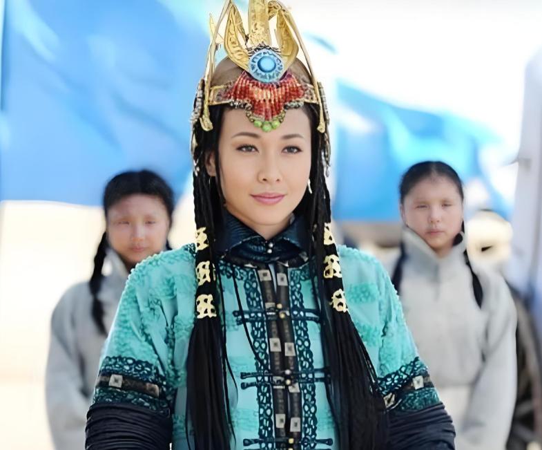 公元1251年，蒙古太后海迷失，被当众剥去衣袍，赤身露体站在宗王面前。按蒙古旧俗