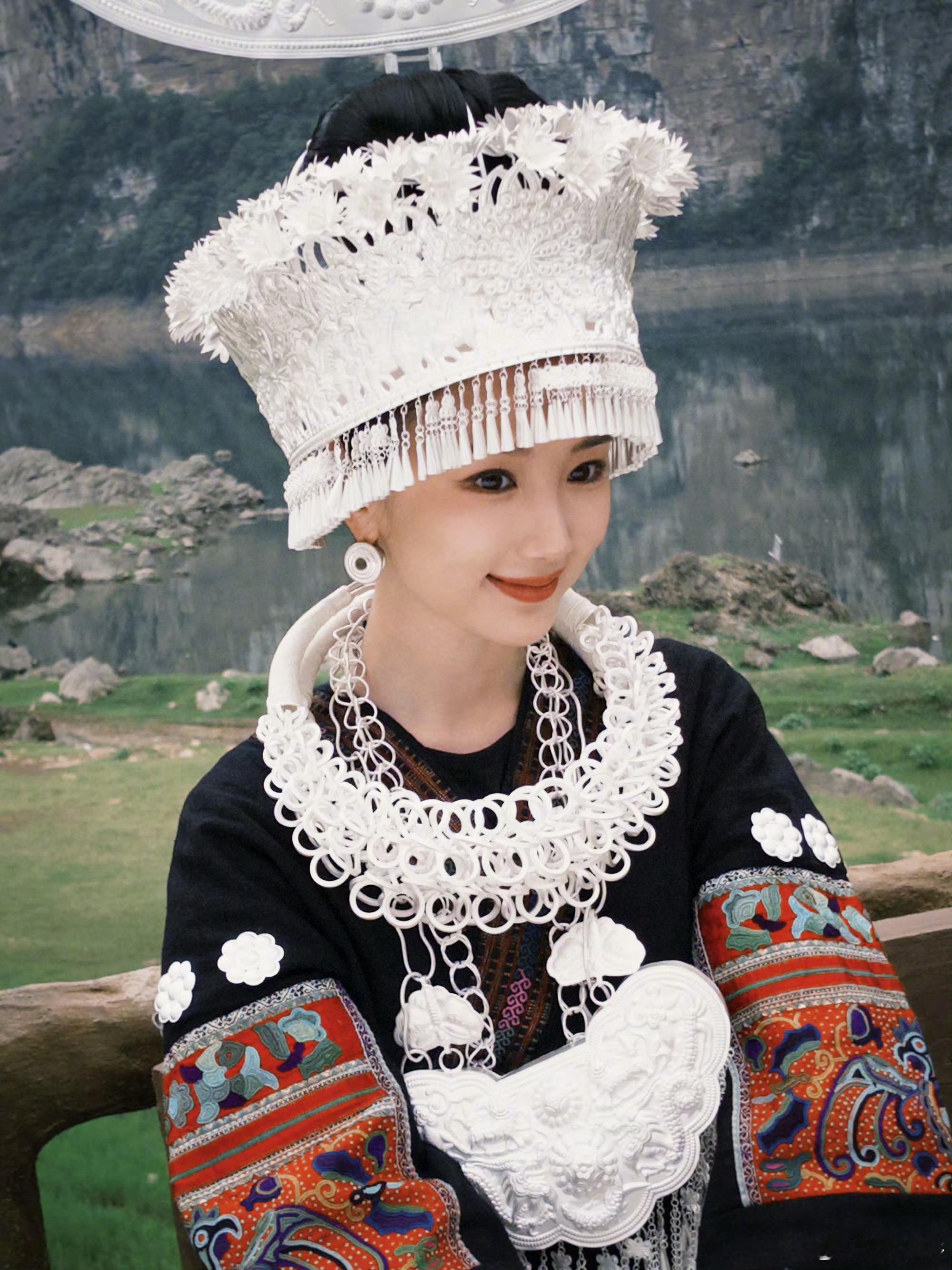 选毛晓彤来演苗族姑娘只能说这导演太会选角了！