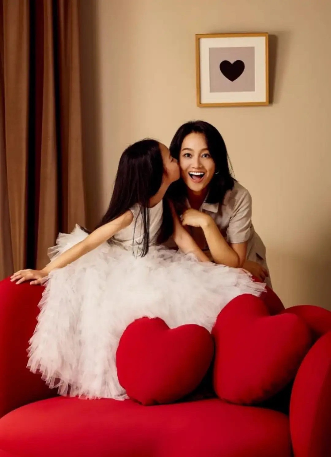 朱丹带8岁女儿拍大片，小小丹大名曝光还露出正脸，长得像周一围！​​​